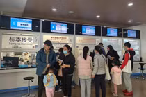 Cha mẹ đưa con đến gặp bác sĩ tại một bệnh viện ở Thượng Hải, Trung Quốc, ngày 14/11/2023. Ảnh: Future Publishing/Getty Images.