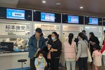 Cha mẹ đưa con đến gặp bác sĩ tại một bệnh viện ở Thượng Hải, Trung Quốc, ngày 14/11/2023. Ảnh: Future Publishing/Getty Images.