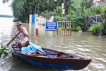 Đến 17/10, nhiều khu ở TP Tam Kỳ và huyện Phú Ninh (tỉnh Quảng Nam) vẫn bị ngập sâu trong nước, giao thông bị chia cắt