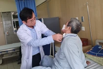 TS.BS Ngô Gia Khánh - Trưởng Khoa Phẫu thuật Lồng ngực và Mạch máu, Bệnh viện Bạch Mai thăm khám cho bệnh nhân sau phẫu thuật