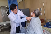 TS.BS Ngô Gia Khánh - Trưởng Khoa Phẫu thuật Lồng ngực và Mạch máu, Bệnh viện Bạch Mai thăm khám cho bệnh nhân sau phẫu thuật