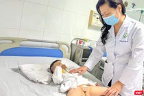 PGS.TS.BS Nguyễn Việt Hoa - Trưởng khoa Phẫu thuật Nhi và Trẻ sơ sinh, Bệnh viện Hữu nghị Việt Đức thăm khám cho bệnh nhân sau ca phẫu thuật (ảnh BVCC)