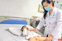 PGS.TS.BS Nguyễn Việt Hoa - Trưởng khoa Phẫu thuật Nhi và Trẻ sơ sinh, Bệnh viện Hữu nghị Việt Đức thăm khám cho bệnh nhân sau ca phẫu thuật (ảnh BVCC)