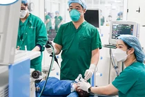 Bác sĩ Khoa Khám và Thăm dò Hô hấp Trung tâm Hô hấp, Bệnh viện Nhi Trung ương thực hiện nội soi phế quản (ảnh BVCC)