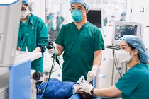 Bác sĩ Khoa Khám và Thăm dò Hô hấp Trung tâm Hô hấp, Bệnh viện Nhi Trung ương thực hiện nội soi phế quản (ảnh BVCC)