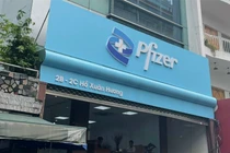 Cơ sở thẩm mỹ PFIZERS quảng cáo mang logo có dấu hiệu vi phạm nhãn hiệu hàng hóa của tập đoàn đa quốc gia Pfizer Inc., vi phạm pháp luật khi hành nghề (ảnh Sở Y tế TP.HCM)