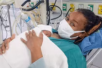 Chị Lydia Nanja N và bé L.W.D được áp dụng phương pháp ấp con kangaroo. (ảnh BVCC)