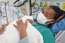 Chị Lydia Nanja N và bé L.W.D được áp dụng phương pháp ấp con kangaroo. (ảnh BVCC)