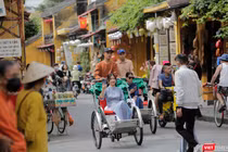 Du khách tham quan tại phố cổ Hội An