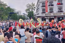 Du khách đến Huế trong dịp lễ 30/4-1/5