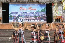 Điệu múa Tung tung da dá đặc trưng của người Cơ Tu được trình diễn tại chương trình “Liên hoan Văn hóa – Thể thao và phục dựng lễ hội truyền thống của người Cơ Tu năm 2023”.