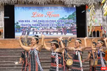 Điệu múa Tung tung da dá đặc trưng của người Cơ Tu được trình diễn tại chương trình “Liên hoan Văn hóa – Thể thao và phục dựng lễ hội truyền thống của người Cơ Tu năm 2023”.