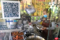 Một hàng ăn ở Đà Nẵng sử dụng phương thức thanh toán không dùng tiền mặt