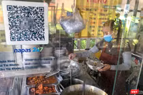 Một hàng ăn ở Đà Nẵng sử dụng phương thức thanh toán không dùng tiền mặt