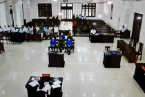 Quang cảnh phiên xét xử sơ thẩm đối với cựu Giám đốc CDC Đà Nẵng cùng các thuộc cấp về tội "tham ô tài sản" (ảnh chụp từ màn hình camera)