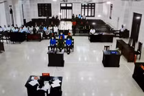 Quang cảnh phiên xét xử sơ thẩm đối với cựu Giám đốc CDC Đà Nẵng cùng các thuộc cấp về tội "tham ô tài sản" (ảnh chụp từ màn hình camera)
