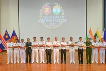 Đại diện hải quân các quốc gia thành viên của ASEAN và Ấn Độ chụp ảnh lưu niệm nhân sự kiện diễn tập Hàng hải ASEAN-Ấn Độ (AIME) 2023 (ảnh ĐSQ)
