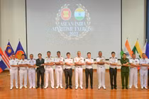 Đại diện hải quân các quốc gia thành viên của ASEAN và Ấn Độ chụp ảnh lưu niệm nhân sự kiện diễn tập Hàng hải ASEAN-Ấn Độ (AIME) 2023 (ảnh ĐSQ)