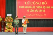 Thiếu tướng Nguyễn Đức Dũng - Giám đốc Công an tỉnh Quảng Nam - trao quyết định bổ nhiệm Phó Giám đốc Công an tỉnh Quảng Nam cho Thượng tá Võ Thị Trinh.