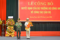 Thiếu tướng Nguyễn Đức Dũng - Giám đốc Công an tỉnh Quảng Nam - trao quyết định bổ nhiệm Phó Giám đốc Công an tỉnh Quảng Nam cho Thượng tá Võ Thị Trinh.