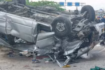 Chiếc xe khách bị biến dạng sau vụ tai nạn