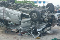 Chiếc xe khách bị biến dạng sau vụ tai nạn