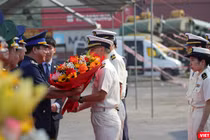 Đại diện Bộ Tư lệnh Vùng Cảnh sát biển 2 tặng hoa cho Chỉ huy tàu tuần tra SETTSU nhân chuyến thăm Đà Nẵng