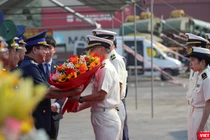 Đại diện Bộ Tư lệnh Vùng Cảnh sát biển 2 tặng hoa cho Chỉ huy tàu tuần tra SETTSU nhân chuyến thăm Đà Nẵng