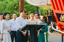 Hoàng Thái tử Nhật Bản Akishino và Công nương Kiko bên mô hình thuyền Châu Ấn được trưng bày tại phố cổ Hội An (ảnh Truong Ngo)