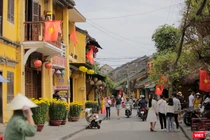 Du khách đổ về Hội An trong ngày đầu năm mới Quý Mão 2023