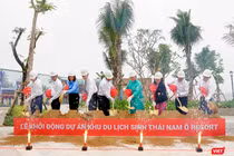 Các đại biểu thực hiện nghi thứckhởi động dự án Khu du lịch sinh thái Nam Ô tại phường Hòa Hiệp Nam, quận Liên Chiểu, TP Đà Nẵng