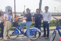 Du khách thích thú với dịch vụ xe đạp công cộng sử dụng bằng QRcode ở Đà Nẵng
