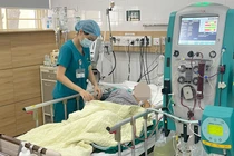 Bác sĩ Trung tâm Chống độc - Bệnh viện Bạch Mai chăm sóc bệnh nhân bị ngộ độc