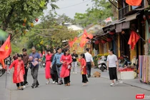 Du khách đến tham quan phố cổ Hội An