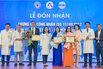Đại diện Văn Phòng Công nhận năng lực đánh giá sự phù hợp về tiêu chuẩn chất lượng (AOSC) đã trao Chứng chỉ ISO 15189:2012 cho 3 khoa Sinh hóa, Huyết học - truyền máu, Vi sinh của Bệnh viện Đà Nẵng.