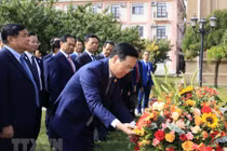 Chủ tịch nước Võ Văn Thưởng đặt hoa tưởng nhớ Chủ tịch Hồ Chí Minh trong khuôn viên Đại sứ quán Việt Nam tại Bắc Kinh, Trung Quốc. (Ảnh: Thống Nhất/TTXVN)