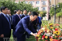 Chủ tịch nước Võ Văn Thưởng đặt hoa tưởng nhớ Chủ tịch Hồ Chí Minh trong khuôn viên Đại sứ quán Việt Nam tại Bắc Kinh, Trung Quốc. (Ảnh: Thống Nhất/TTXVN)