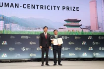 Phó Chủ tịch HĐND TP Đà Nẵng Trần Phước Sơn đại diện TP Đà Nẵng nhận giải thưởng "TP thông minh Seoul".