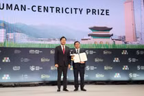 Phó Chủ tịch HĐND TP Đà Nẵng Trần Phước Sơn đại diện TP Đà Nẵng nhận giải thưởng "TP thông minh Seoul".