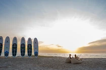 Một góc biển Regal Beach và hoạt động thể thao biển hấp dẫn.