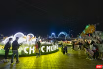 Người dân Đà Nẵng đổ về đường hoa Xuân, nô nức đón Giao thừa Tết Quý Mão 2023