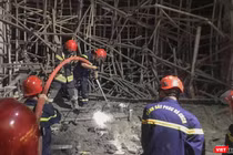 Lực lượng cứu nạn đang nỗ lực cứu nạn nhân trong vụ sập giàn giáo tại công trình xây dựng dự án Toà nhà tập đoàn Polyco (địa chỉ số 34-36 đường 2 Tháng 9, phường Bình Hiên, quận Hải Châu, TP Đà Nẵng)