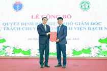 Thứ trưởng Bộ Y tế Trần Văn Thuấn trao quyết định bổ nhiệm tân Phó Giám đốc phụ trách chuyên môn Bệnh viện Bạch Mai cho TS. BS Nguyễn Tuấn Tùng.