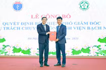 Thứ trưởng Bộ Y tế Trần Văn Thuấn trao quyết định bổ nhiệm tân Phó Giám đốc phụ trách chuyên môn Bệnh viện Bạch Mai cho TS. BS Nguyễn Tuấn Tùng.