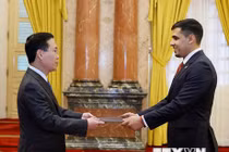 Chủ tịch nước Võ Văn Thưởng tiếp nhận Quốc thư của Đại sứ Venezuela Juan Carlos Fernandes Juarez. (Ảnh: Thống Nhất/TTXVN)