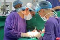 Các bác sĩ đang thực hiện ca ghép tạng từ trường hợp hiến tặng