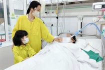 Mẹ và con gái của chị T. nghẹn ngào trong phút giây sắp phải chia xa