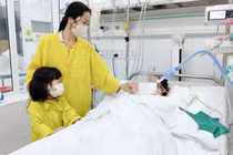 Mẹ và con gái của chị T. nghẹn ngào trong phút giây sắp phải chia xa