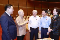 Tổng Bí thư Nguyễn Phú Trọng, Chủ tịch Quốc hội Vương Đình Huệ trao đổi với các đại biểu. (Ảnh: Doãn Tấn/TTXVN)