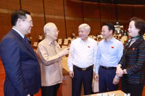 Tổng Bí thư Nguyễn Phú Trọng, Chủ tịch Quốc hội Vương Đình Huệ trao đổi với các đại biểu. (Ảnh: Doãn Tấn/TTXVN)